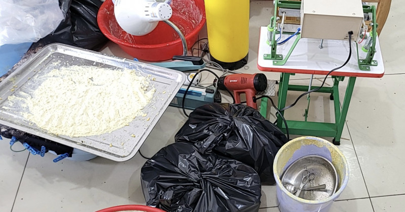 Các công cụ để tẩm ướp, pha trộn "sản xuất" ma tuý. Các công cụ để tẩm ướp, pha trộn "sản xuất" ma tuý.