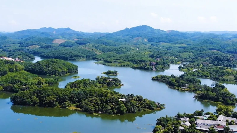 Đầm Ao Châu có không gian trong lành. (ảnh: internet) Đầm Ao Châu có không gian trong lành. (ảnh: internet)