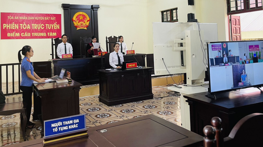 Quanh cảnh phiên xét xử trực tuyến của Tòa án nhân dân huyện Bát Xát.