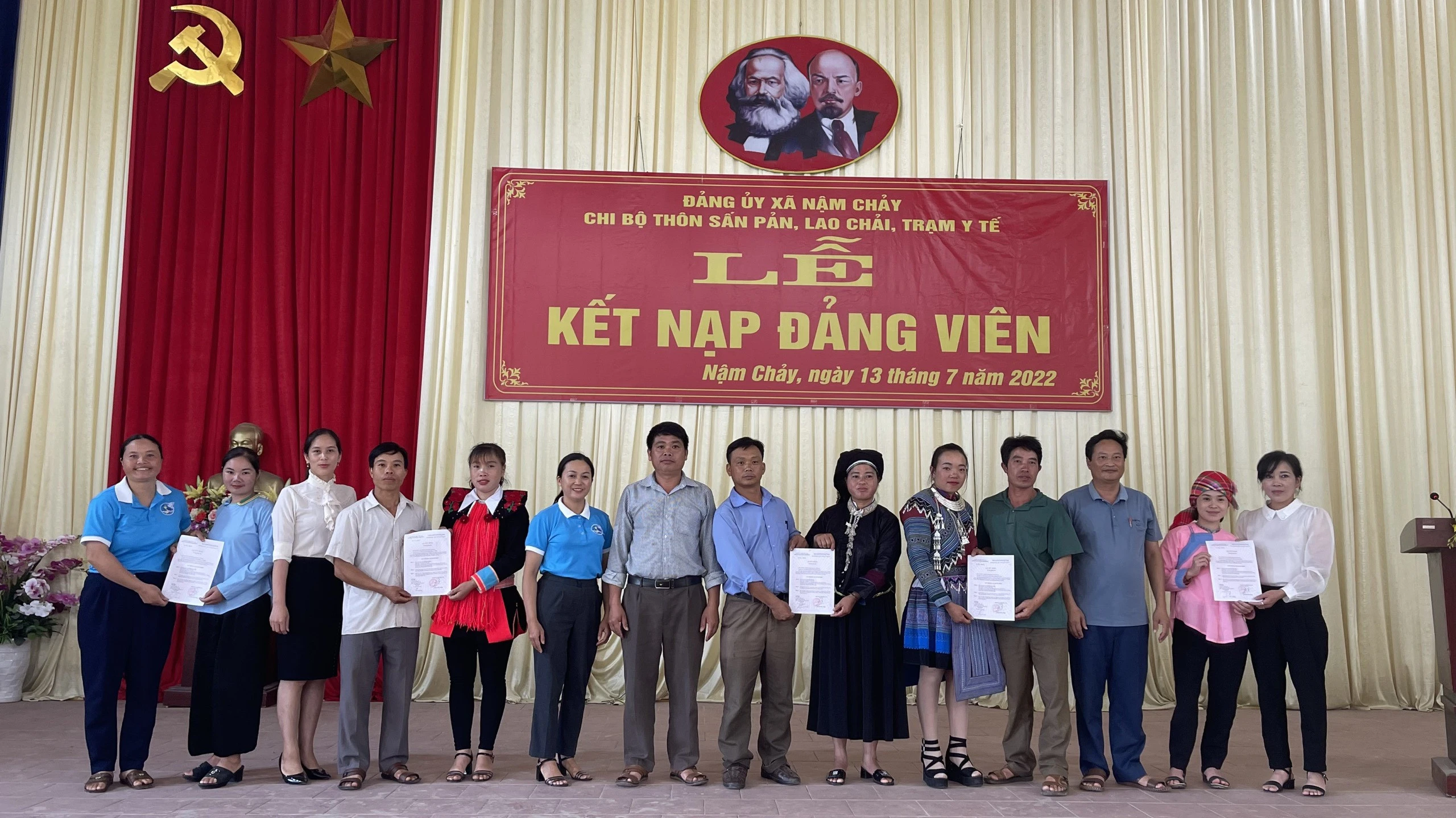 Hoa nở giữa "vùng đất thép" ảnh 10