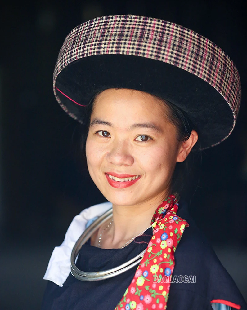 Ngày 2/9 với người Mông xanh là ngày hội lớn. Ngày này, dân bản rộn ràng múa khèn. Người Mông Xanh cư trú chủ yếu ở thôn Tu Thượng và Tu Hạ, xã Nậm Xé, huyện Văn Bàn. Hát ống - nét đẹp văn hóa vẫn được giữ gìn. Trong ngày Tết Độc lập, phụ nữ Mông xanh tập trung từ sáng sớm, mặc trang phục truyền thống cùng vui chơi. Phụ nữ dân tộc Mông xanh. Bản làng của người Mông Xanh ở xã Nậm Xé, huyện Văn Bàn.