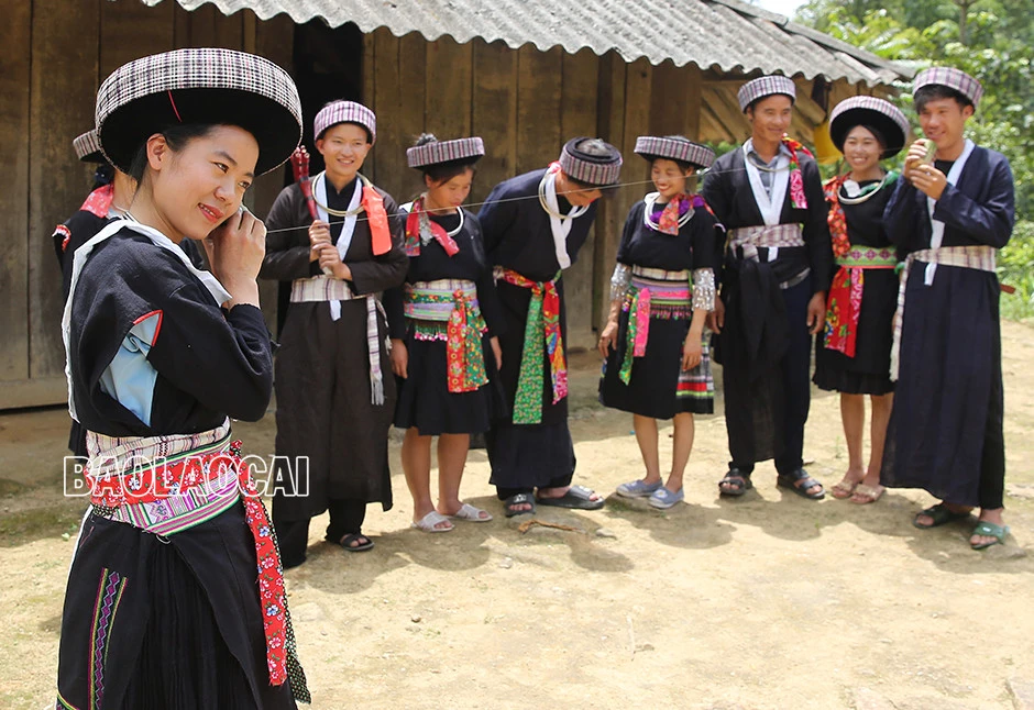 Ngày 2/9 với người Mông xanh là ngày hội lớn. Ngày này, dân bản rộn ràng múa khèn. Người Mông Xanh cư trú chủ yếu ở thôn Tu Thượng và Tu Hạ, xã Nậm Xé, huyện Văn Bàn. Hát ống - nét đẹp văn hóa vẫn được giữ gìn. Trong ngày Tết Độc lập, phụ nữ Mông xanh tập trung từ sáng sớm, mặc trang phục truyền thống cùng vui chơi. Phụ nữ dân tộc Mông xanh. Bản làng của người Mông Xanh ở xã Nậm Xé, huyện Văn Bàn.