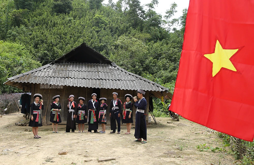 Ngày 2/9 với người Mông xanh là ngày hội lớn. Ngày này, dân bản rộn ràng múa khèn. Người Mông Xanh cư trú chủ yếu ở thôn Tu Thượng và Tu Hạ, xã Nậm Xé, huyện Văn Bàn. Hát ống - nét đẹp văn hóa vẫn được giữ gìn. Trong ngày Tết Độc lập, phụ nữ Mông xanh tập trung từ sáng sớm, mặc trang phục truyền thống cùng vui chơi. Phụ nữ dân tộc Mông xanh. Bản làng của người Mông Xanh ở xã Nậm Xé, huyện Văn Bàn.