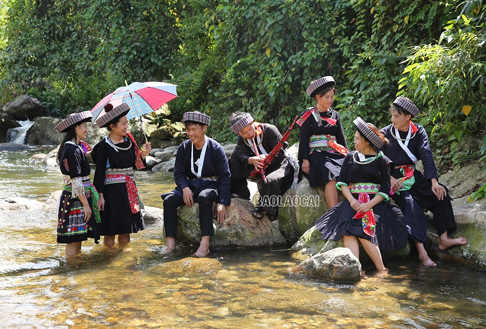 Ngày 2/9 với người Mông xanh là ngày hội lớn. Ngày này, dân bản rộn ràng múa khèn. Người Mông Xanh cư trú chủ yếu ở thôn Tu Thượng và Tu Hạ, xã Nậm Xé, huyện Văn Bàn. Hát ống - nét đẹp văn hóa vẫn được giữ gìn. Trong ngày Tết Độc lập, phụ nữ Mông xanh tập trung từ sáng sớm, mặc trang phục truyền thống cùng vui chơi. Phụ nữ dân tộc Mông xanh. Bản làng của người Mông Xanh ở xã Nậm Xé, huyện Văn Bàn.