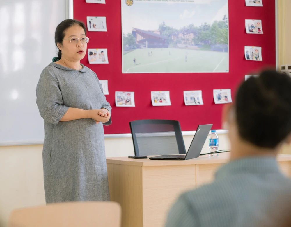 Bà Nguyễn Thị Kiều Oanh chia sẻ thông tin về Trường CIS Lào Cai.