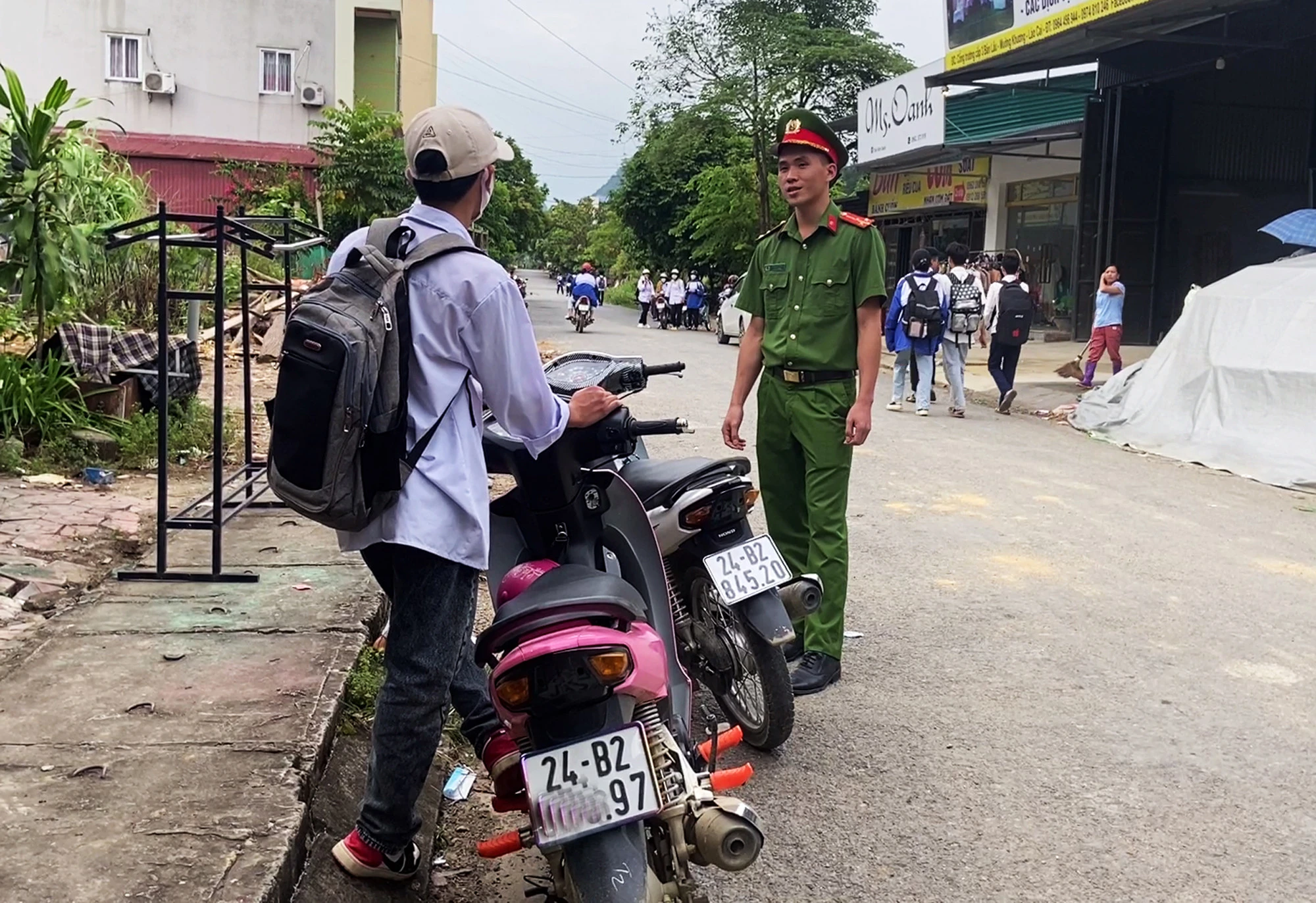 Công an xã Bản Lầu, huyện Mường Khương tuyên truyền cho học sinh không được đi xe máy trên 50 phân khối tới trường. Công an xã Bản Lầu, huyện Mường Khương tuyên truyền cho học sinh không được đi xe máy trên 50 phân khối tới trường.