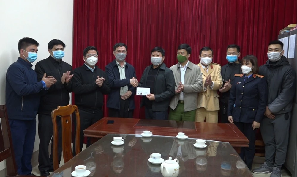 Trao thưởng cho lực lượng tham gia phá án.