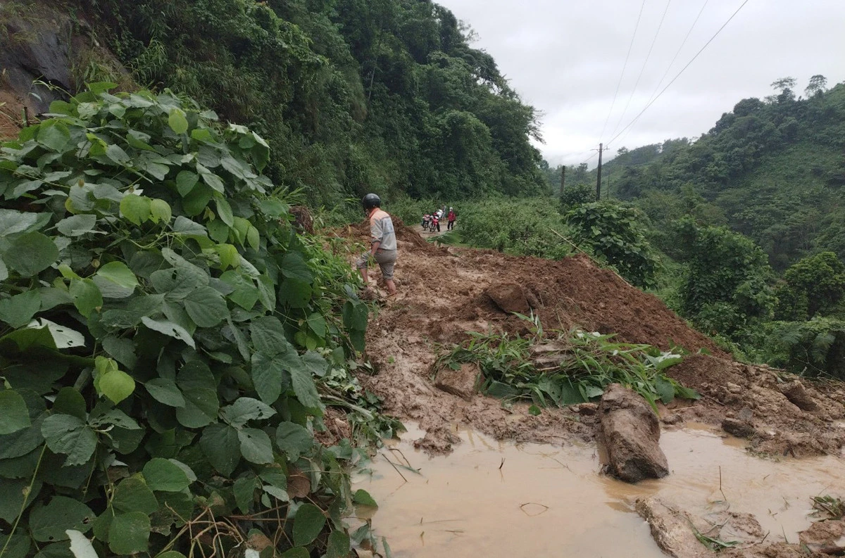 Nhiều tuyến đường giao thông bị sạt lở nghiêm trọng.