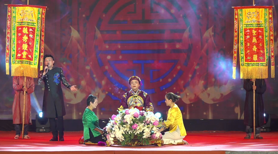 Diễn xướng hầu giá ông Hoàng Bảy. Du khách thập phương về dự Lễ hội đền Bảo Hà năm 2022.