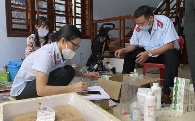 Đoàn kiểm tra của Chi cục Thú y Hà Nội kiểm tra, thu giữ nhiều sản phẩm thuốc thú y, vắc xin vi phạm tại một cửa hàng thuốc thú y trên địa bàn huyện Ứng Hòa. Đoàn kiểm tra của Chi cục Thú y Hà Nội kiểm tra, thu giữ nhiều sản phẩm thuốc thú y, vắc xin vi phạm tại một cửa hàng thuốc thú y trên địa bàn huyện Ứng Hòa.