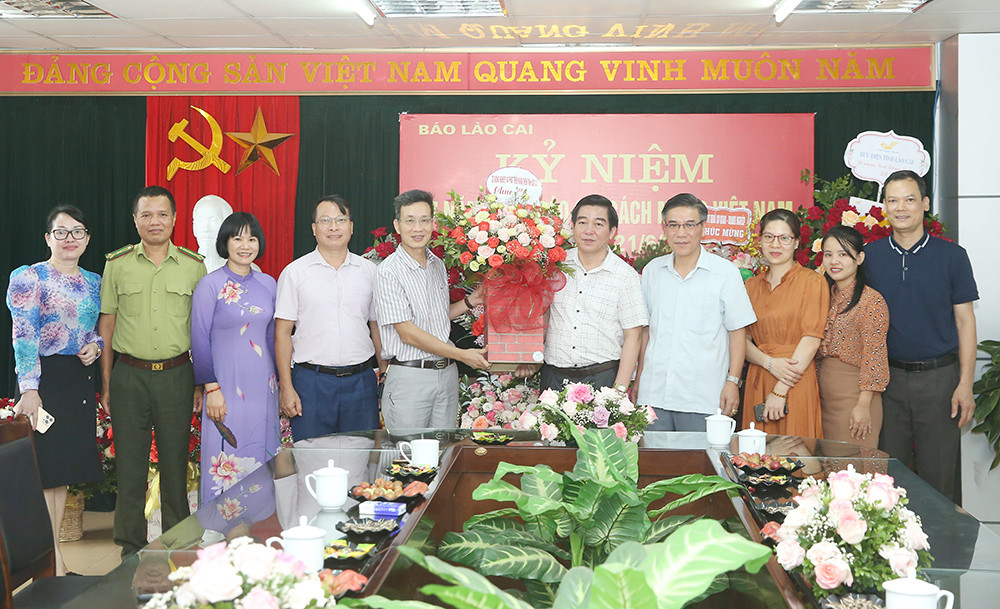 Các cơ quan, đơn vị, địa phương chúc mừng Báo Lào Cai nhân 97 năm Ngày Báo chí cách mạng Việt Nam ảnh 20