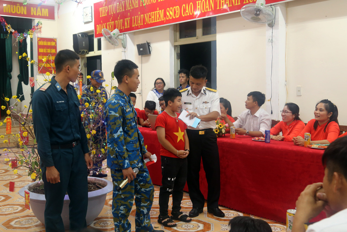 Đoàn công tác Lữ đoàn 146, Vùng 4 Hải quân và đại diện các cơ quan báo chí giao lưu với cán bộ, chiến sỹ và Nhân dân đảo Song Tử Tây. Học sinh Trường Tiểu học xã Song Tử Tây giao lưu với đoàn công tác. Tiết mục văn nghệ do quân và dân Song Tử Tây biểu diễn. Chiến sỹ đảo Song Tử Tây biểu diễn võ thuật.