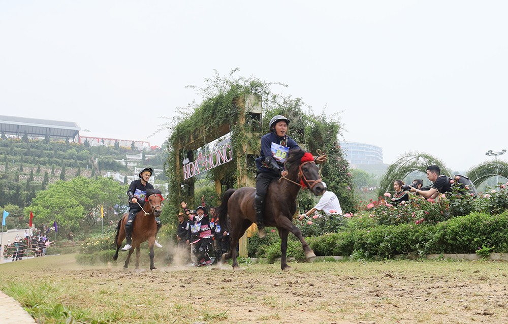 Du khách tập trung theo dõi đua ngựa. Về đích Chung kết vòng sơ loại bảng A. Trao giải Nhất, Nhì, Ba vòng loại cho các nài ngựa xuất sắc.