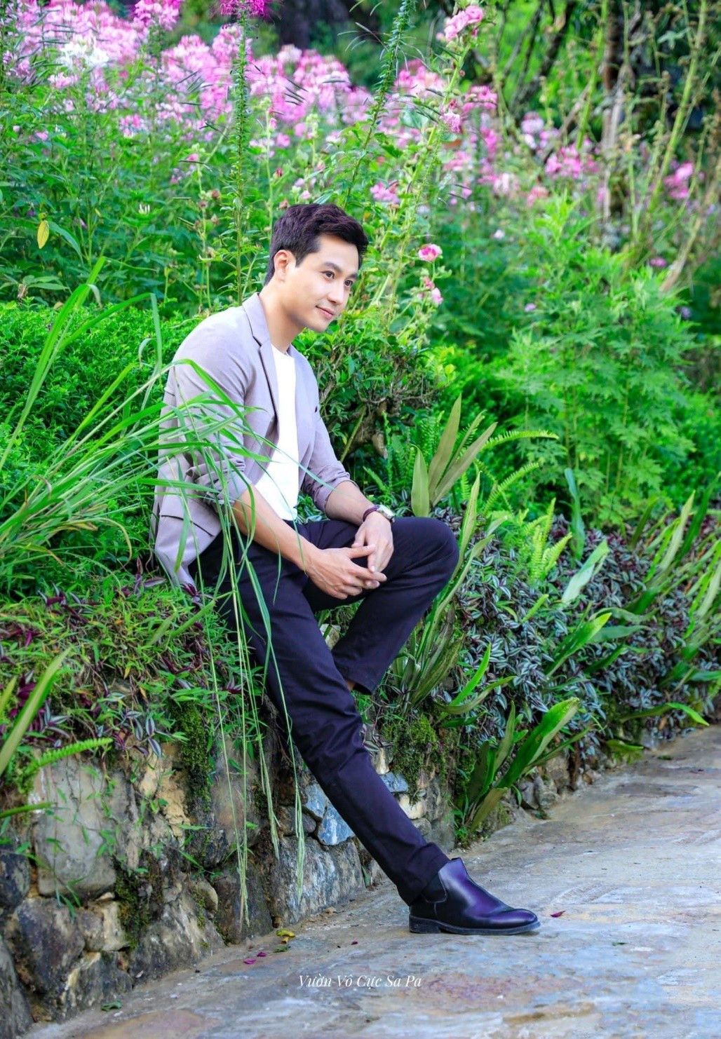 Diễn viên Thanh Sơn bên vườn hoa tại điểm du lịch Vườn vô cực Sa Pa. Diễn viên Thanh Sơn bên vườn hoa tại điểm du lịch Vườn vô cực Sa Pa.