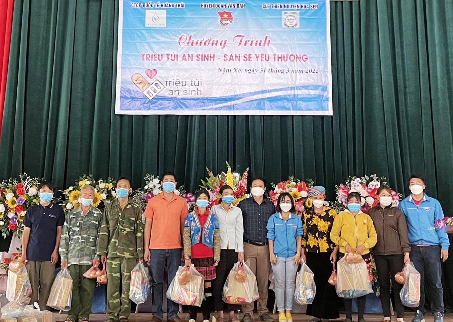 Tặng gói an sinh cho các hộ dân xã Nậm Xé. Tặng bánh, kẹo, quần áo cho trẻ em xã Nậm Xé.