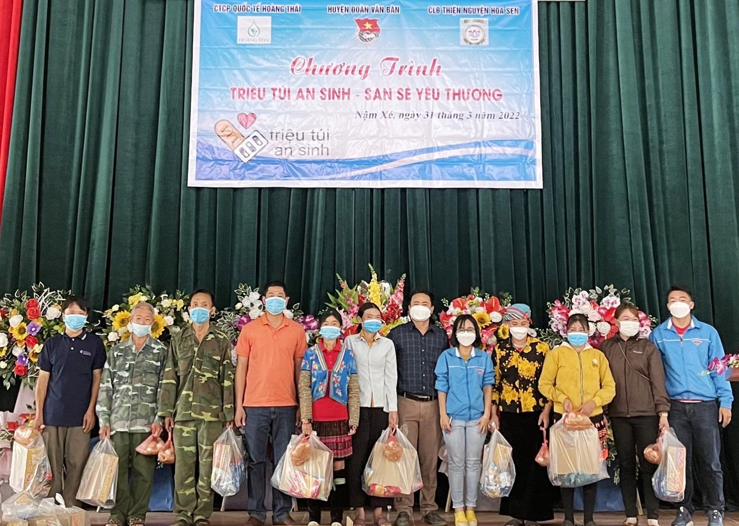 Tặng gói an sinh cho các hộ dân xã Nậm Xé. Tặng bánh, kẹo, quần áo cho trẻ em xã Nậm Xé.