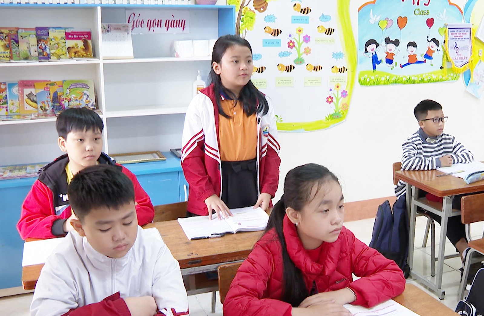 Từ một cô bé nhút nhát, Vũ Khánh Linh đã năng nổ tham gia hầu hết hoạt động ngoại khóa. Em mạnh dạn tham gia phát biểu trong giờ học. Từ một cô bé nhút nhát, Vũ Khánh Linh đã năng nổ tham gia hầu hết hoạt động ngoại khóa. Em mạnh dạn tham gia phát biểu trong giờ học.