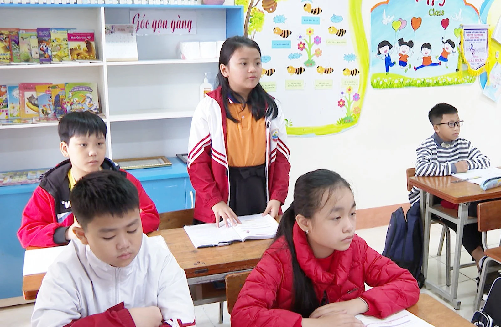 Từ một cô bé nhút nhát, Vũ Khánh Linh đã năng nổ tham gia hầu hết hoạt động ngoại khóa. Em mạnh dạn tham gia phát biểu trong giờ học.