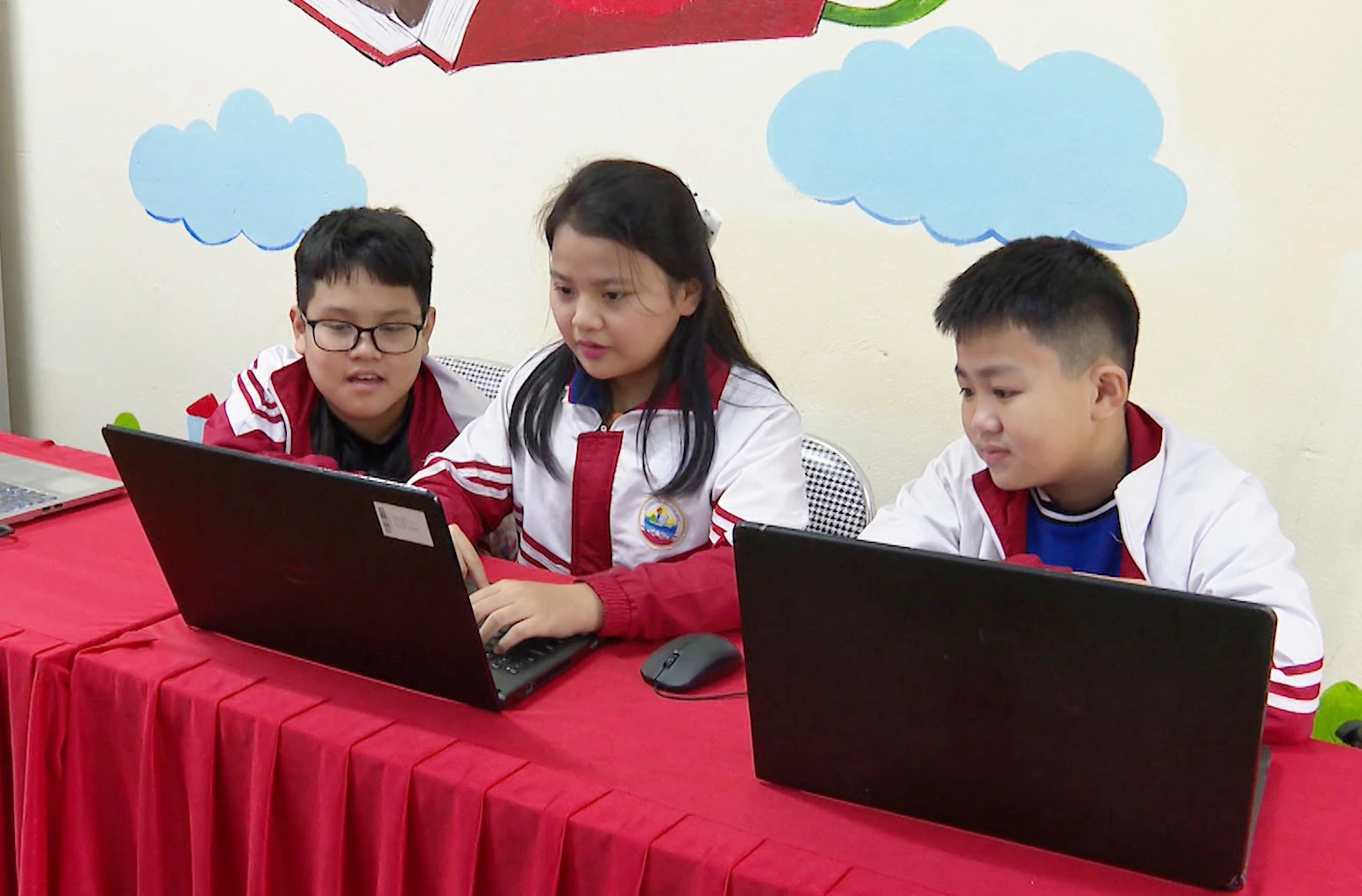 Từ một cô bé nhút nhát, Vũ Khánh Linh đã năng nổ tham gia hầu hết hoạt động ngoại khóa. Em mạnh dạn tham gia phát biểu trong giờ học.