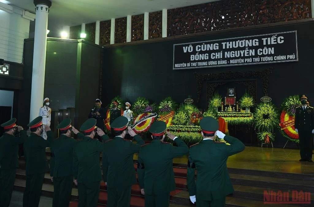 Linh cữu đồng chí Nguyễn Côn, nguyên Bí thư Trung ương Đảng, nguyên Phó Thủ tướng Chính phủ quàn tại Nhà tang lễ Quốc gia, số 5 Trần Thánh Tông, thành phố Hà Nội. Đồng chí Nguyễn Côn (bí danh Nam); sinh ngày 15/5/1916, tại xã Thanh Lâm, huyện Thanh Chương, tỉnh Nghệ An; thường trú tại tổ dân phố 6, phường Trần Hưng Đạo, quận Hoàn Kiếm, thành phố Hà Nội. Đoàn Ban Chấp hành Trung ương Đảng do Thủ tướng Chính phủ Phạm Minh Chính dẫn đầu viếng đồng chí Nguyễn Côn. Tổng Bí thư Nguyễn Phú Trọng gửi vòng hoa kính viếng. Các đồng chí lãnh đạo, nguyên lãnh đạo Đảng, Nhà nước viếng đồng chí Nguyễn Côn. Thủ tướng Phạm Minh Chính chia buồn với gia quyến đồng chí Nguyễn Côn. Đoàn Chính phủ nước CHXHCN Việt Nam do Thủ tướng Phạm Minh Chính dẫn đầu viếng nguyên Phó Thủ tướng Chính phủ Nguyễn Côn. Thủ tướng Phạm Minh Chính ghi sổ tang tại lễ viếng. Đoàn Quốc hội nước CHXHCN Việt Nam do Phó Chủ tịch Quốc hội Nguyễn Đức Hải dẫn đầu viếng nguyên Phó Thủ tướng Chính phủ Nguyễn Côn. Phó Chủ tịch Quốc hội Nguyễn Đức Hải; Tổng Thư ký, Chủ nhiệm Văn phòng Quốc hội Bùi Văn Cường chia buồn với gia quyến đồng chí Nguyễn Côn. Đoàn Ủy ban Trung ương Mặt trận Tổ quốc Việt Nam do Phó Chủ tịch Ủy ban Trung ương Mặt trận Tổ quốc Việt Nam Ngô Sách Thực dẫn đầu viếng nguyên Phó Thủ tướng Nguyễn Côn. Đoàn Đại sứ quán Lào tại Việt Nam viếng nguyên Phó Thủ tướng Nguyễn Côn. Lễ viếng đồng chí Nguyễn Côn diễn ra từ 8 giờ ngày 13/1; lễ truy điệu lúc 10 giờ 30 phút và lễ an táng từ 13 giờ cùng ngày tại Nghĩa trang Mai Dịch, thành phố Hà Nội.