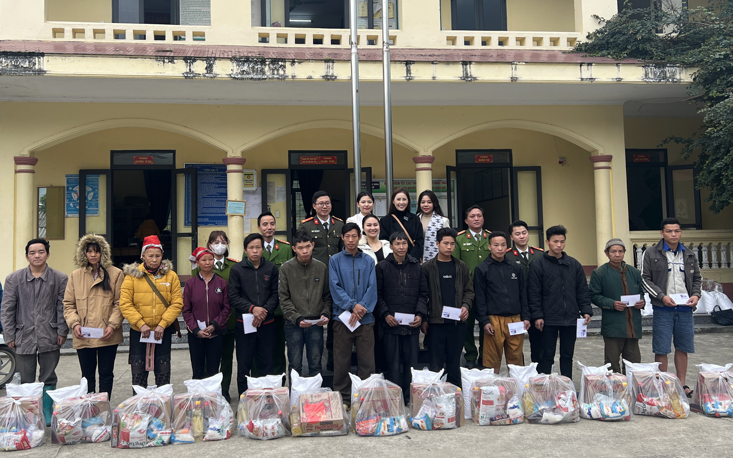 Mỗi suất quà gồm tiền và nhu yếu phẩm.