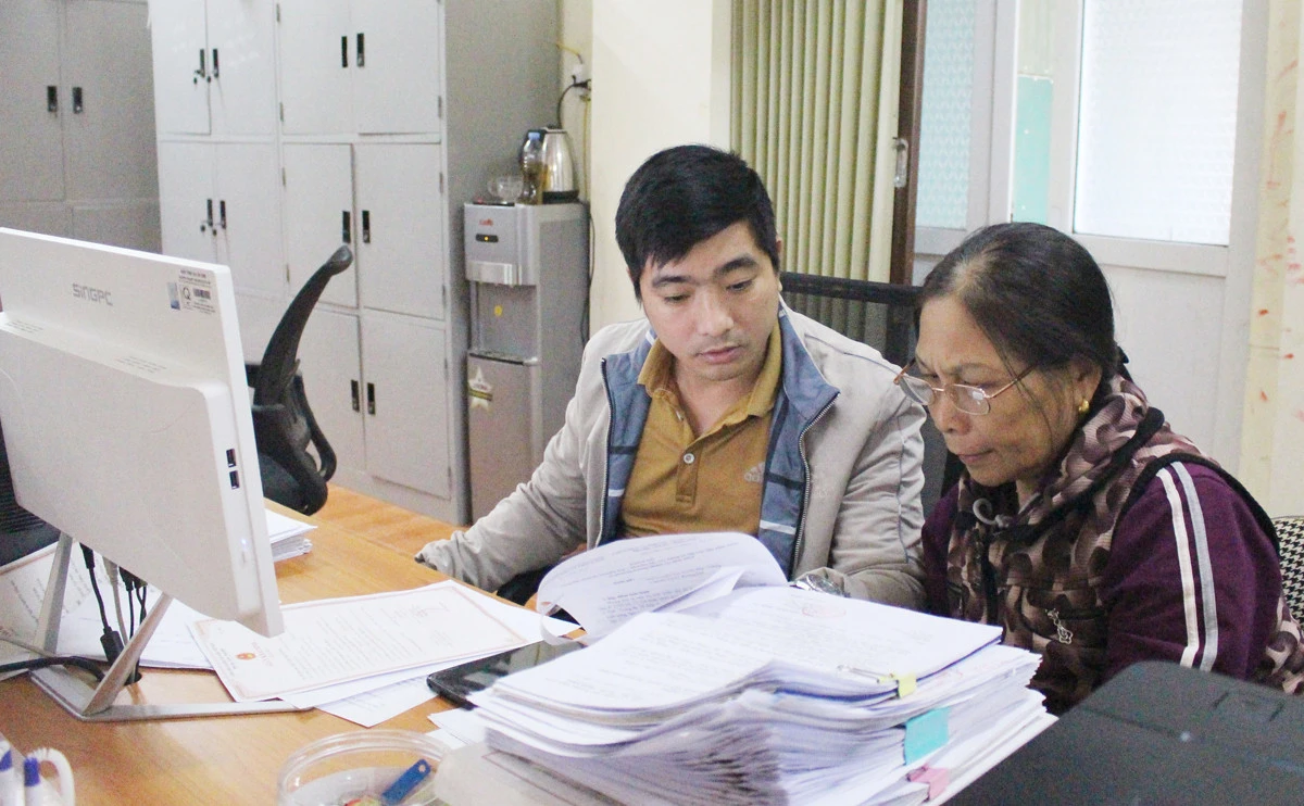 Người dân lớn tuổi, mắt kém sẽ được công chức bộ phận một cửa điền giúp các thông tin vào tờ kê khai khi đến làm thủ tục hành chính.