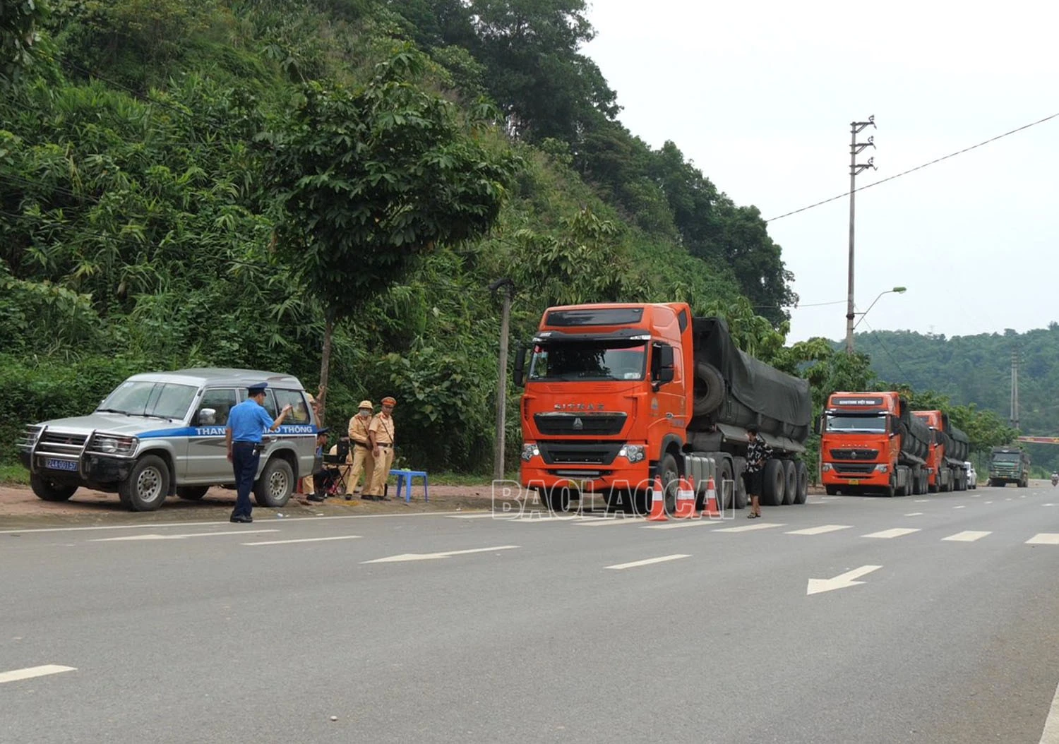 Bát Xát: Xử phạt 2 phương tiện chở quá tải gần 14 triệu đồng ảnh 1