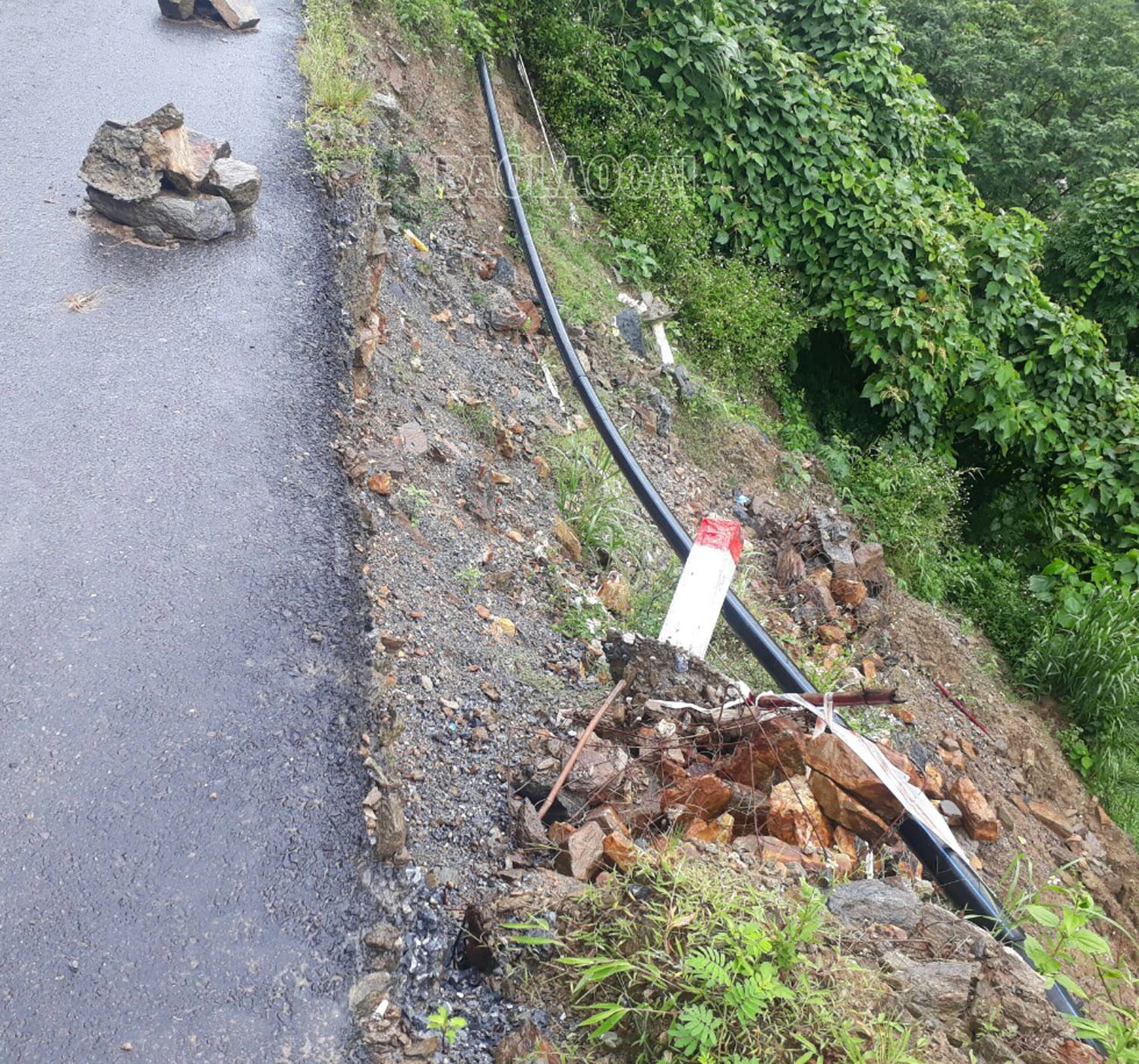 Cần sớm khắc phục các điểm sạt lở trên Tỉnh lộ 156B ảnh 3 Cần sớm khắc phục các điểm sạt lở trên Tỉnh lộ 156B ảnh 3