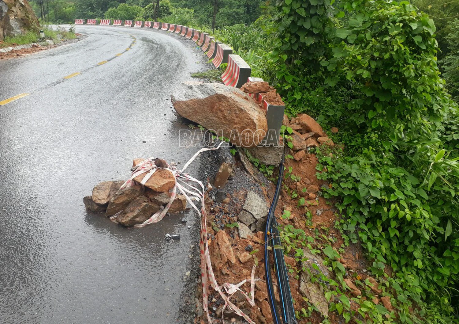 Cần sớm khắc phục các điểm sạt lở trên Tỉnh lộ 156B ảnh 2 Cần sớm khắc phục các điểm sạt lở trên Tỉnh lộ 156B ảnh 2