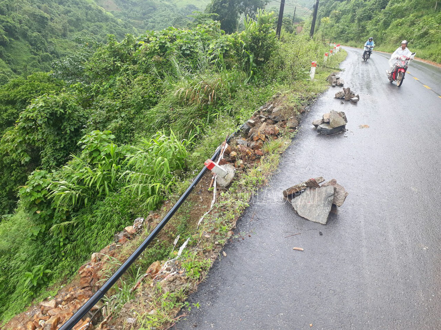 Cần sớm khắc phục các điểm sạt lở trên Tỉnh lộ 156B ảnh 1 Cần sớm khắc phục các điểm sạt lở trên Tỉnh lộ 156B ảnh 1