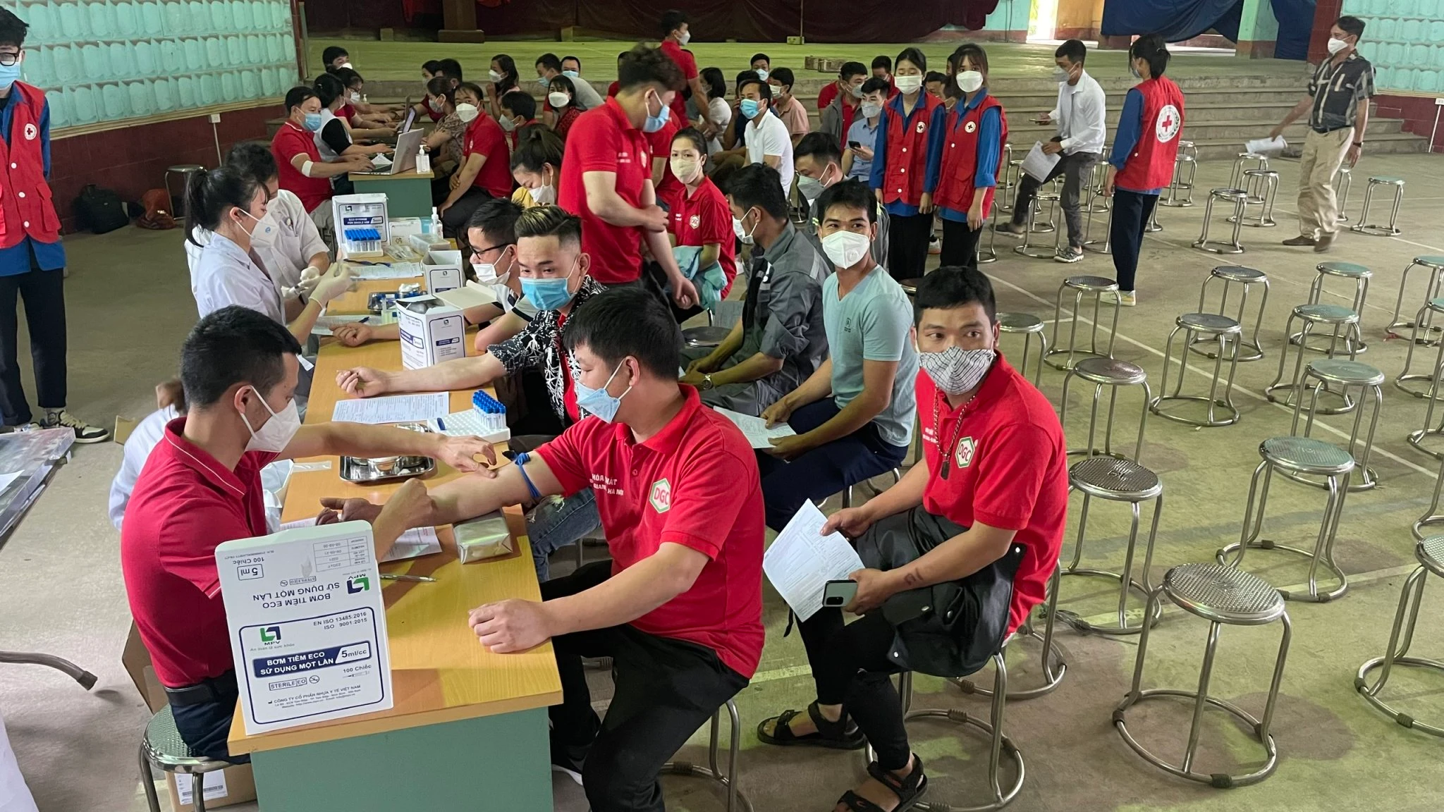 Tiếp nhận 517 đơn vị máu từ Ngày hội "Những giọt máu hồng công nhân, viên chức, lao động" năm 2022 ảnh 1