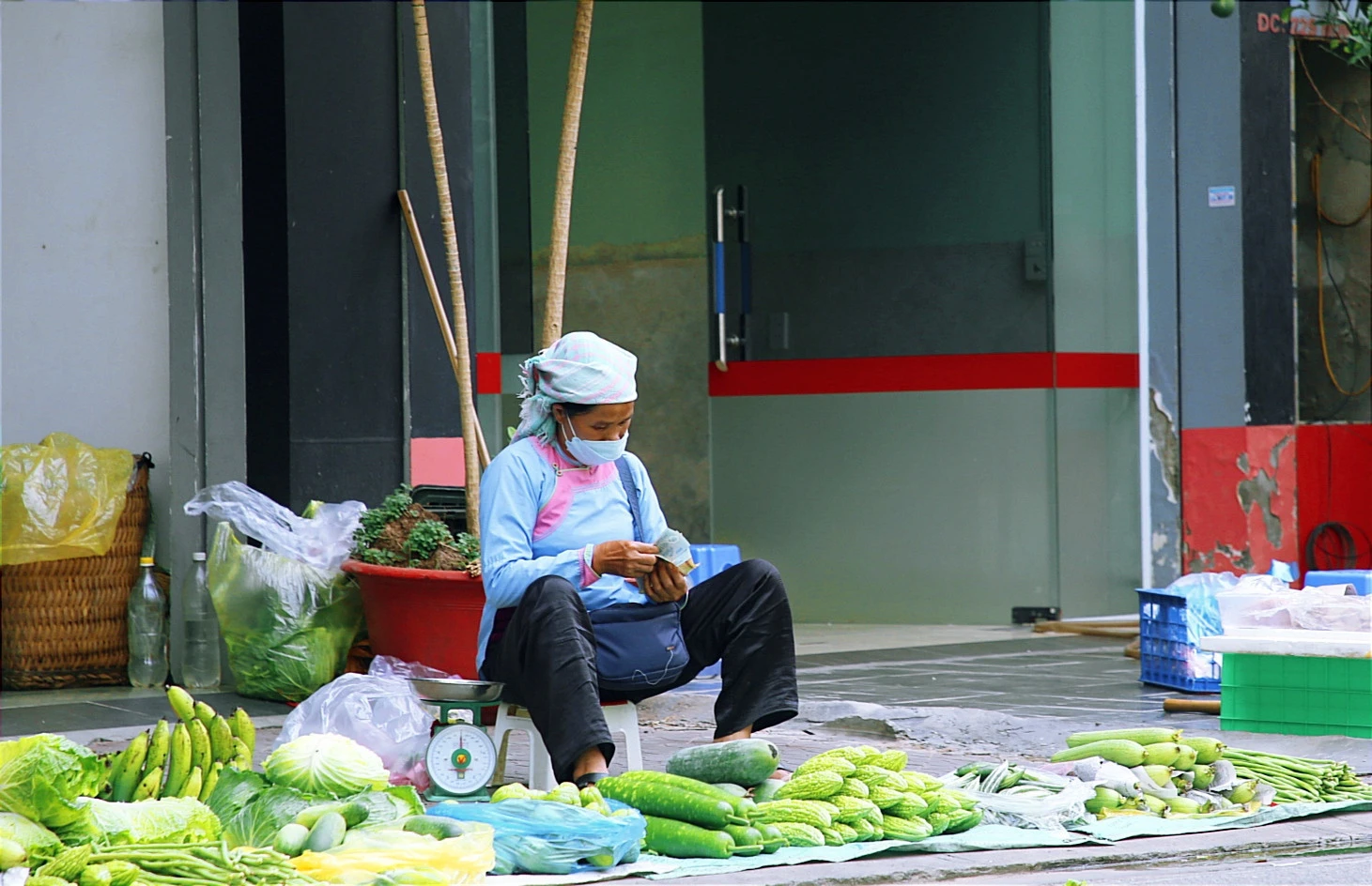 Giá xăng, dầu tăng kéo theo các mặt hàng đều tăng giá.