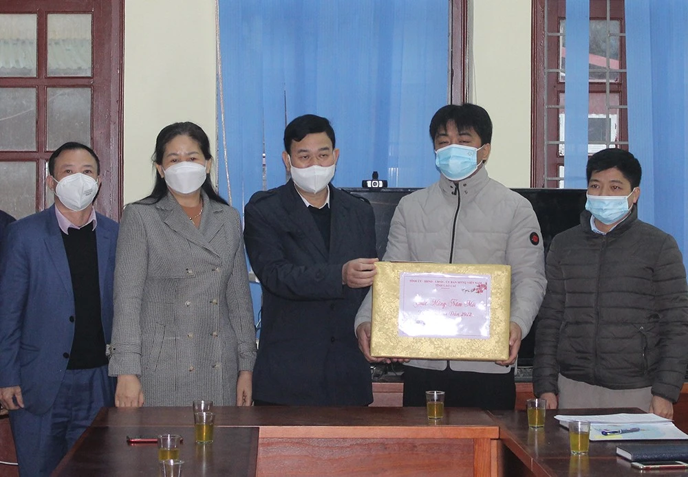 Các đồng chí lãnh đạo tỉnh thăm, chúc Tết tại Bắc Hà ảnh 9