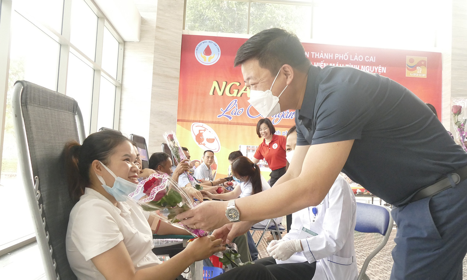 Thu 472 đơn vị máu tại Ngày hội hiến máu tình nguyện “Lào Cai ngàn trái tim hồng” lần thứ VI, năm 2022 ảnh 3 Thu 472 đơn vị máu tại Ngày hội hiến máu tình nguyện “Lào Cai ngàn trái tim hồng” lần thứ VI, năm 2022 ảnh 3