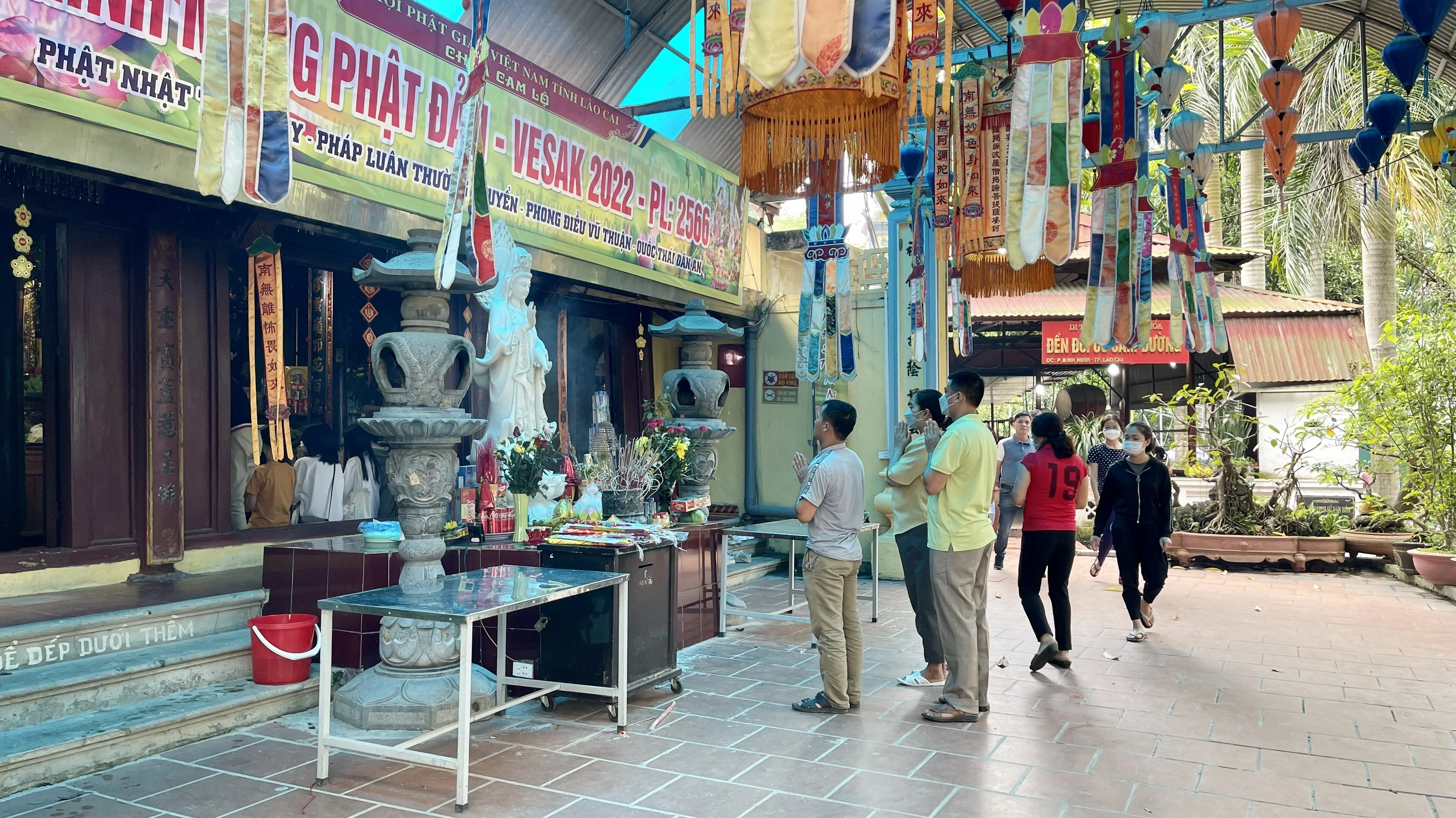 Khu vực đền Đôi Cô, chùa Cam Lộ cũng rất đông khách du lịch tới chiêm bái.