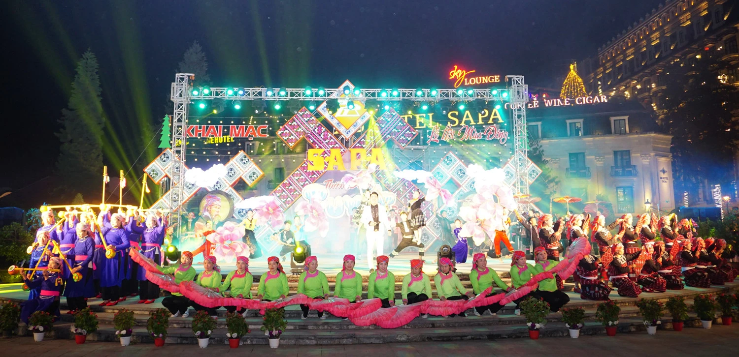 Tiết mục nghệ thuật mở màn đêm khai mạc.