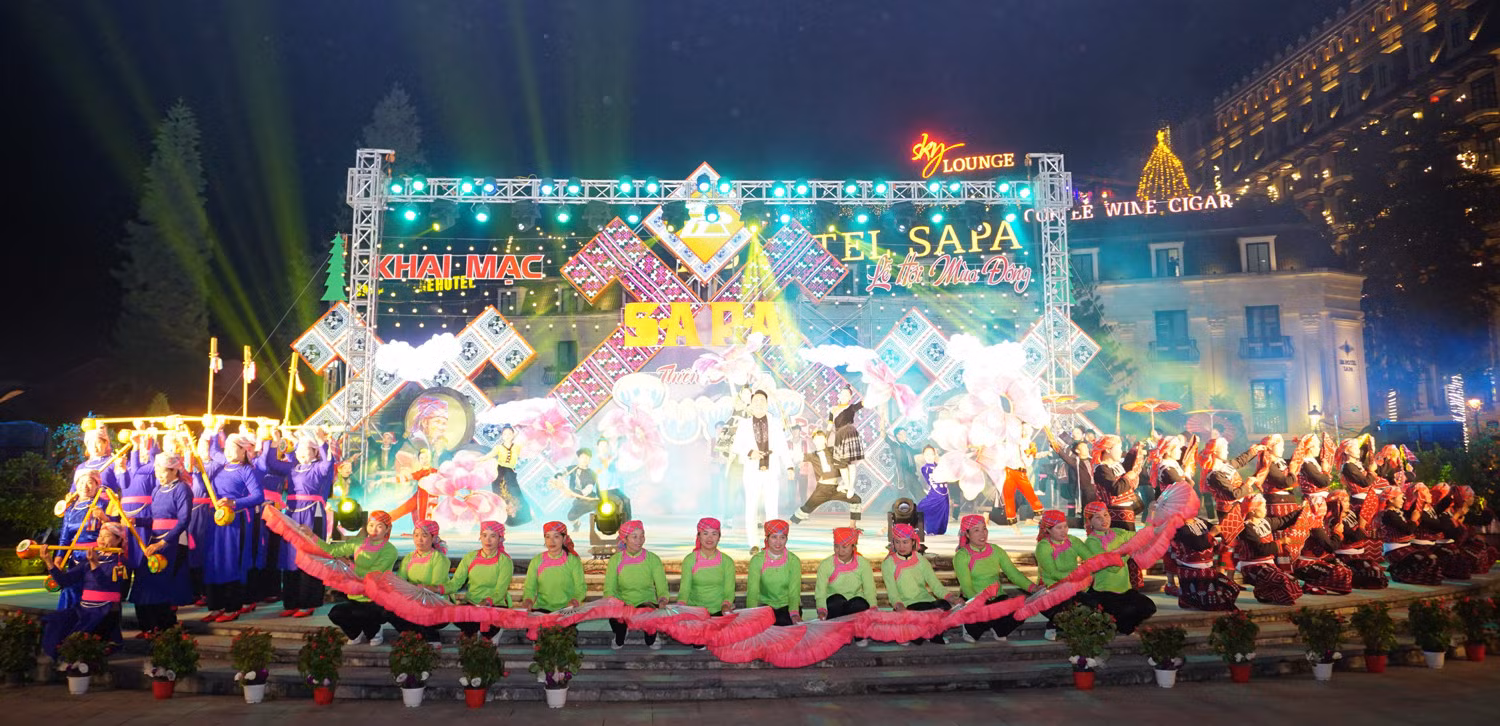 Tiết mục nghệ thuật mở màn đêm khai mạc.