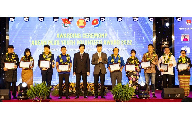 Trao Giải thưởng thanh niên tình nguyện ASEAN mở rộng năm 2022 ảnh 1 Các tập thể, cá nhân nhận giải thưởng.