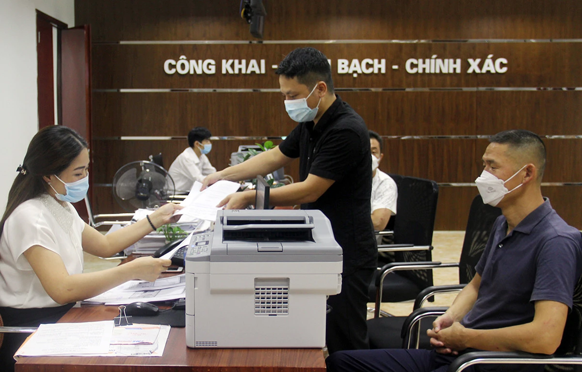 Cán bộ bộ phận một cửa Sở Tư pháp hướng dẫn người dân thực hiện thủ tục hành chính.