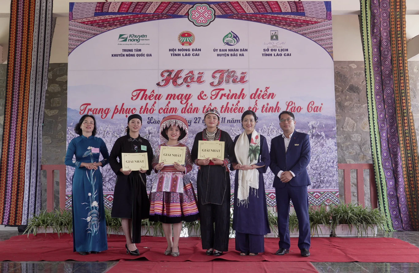 Hấp dẫn Hội thi "Thêu, may và trình diễn trang phục thổ cẩm dân tộc thiểu số"&nbsp; ảnh 9