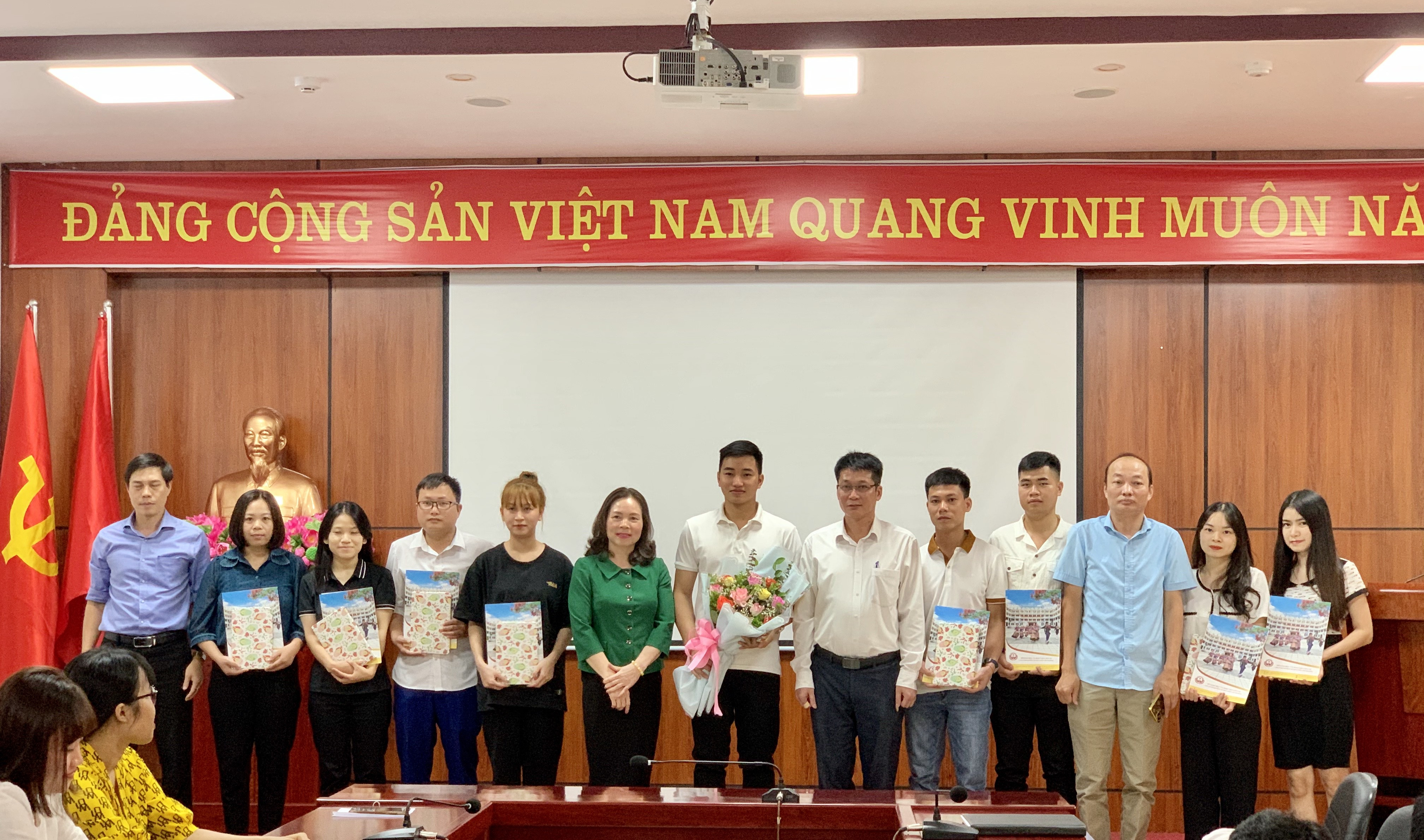 Gặp mặt giáo viên THPT mới tuyển dụng năm 2022 ảnh 2