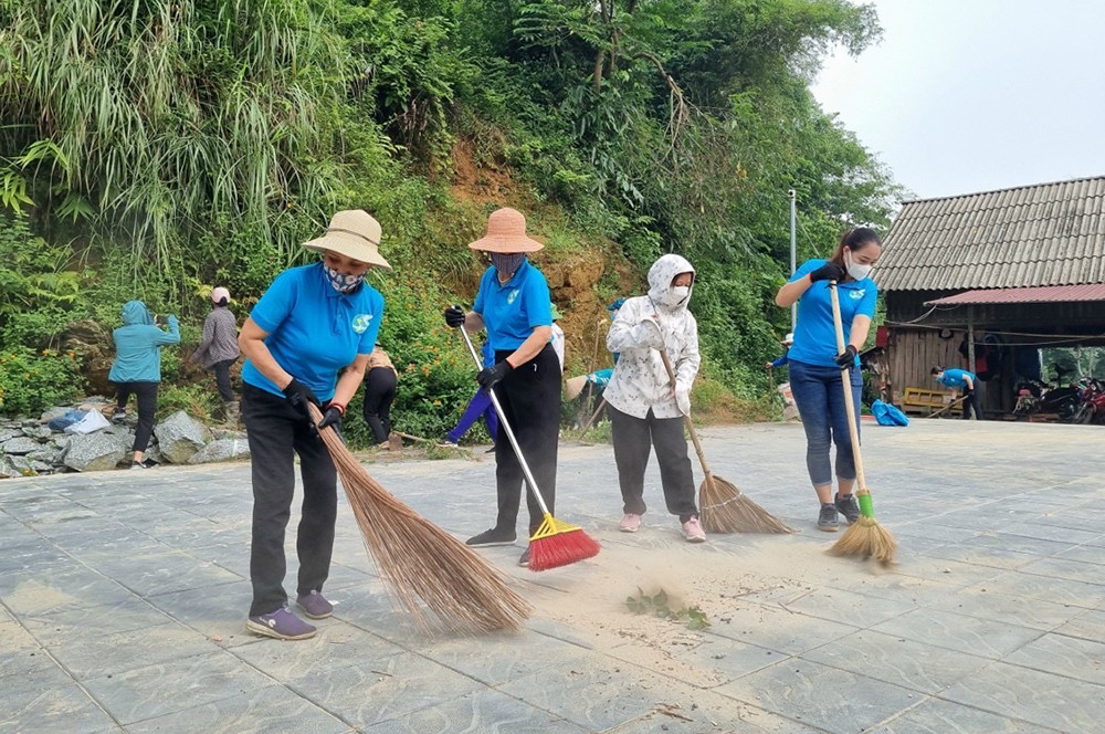 Cán bộ, hội viên phụ nữ tham gia vệ sinh môi trường.