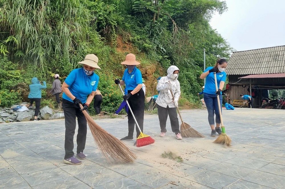 Cán bộ, hội viên phụ nữ tham gia vệ sinh môi trường.