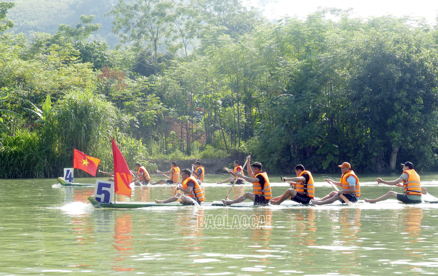 Các đội đua nhận được sự cổ vũ nhiệt tình của người dân địa phương và du khách. Các vòng đua diễn ra đầy kịch tính, hấp dẫn. Lực lượng cứu hộ, cảnh sát đường thủy luôn theo sát các đội đua. Trao giải Nhất cho đội đua mảng xã Phúc Khánh. Các đội đua nhận được sự cổ vũ nhiệt tình của người dân địa phương và du khách. Các vòng đua diễn ra đầy kịch tính, hấp dẫn. Lực lượng cứu hộ, cảnh sát đường thủy luôn theo sát các đội đua. Trao giải Nhất cho đội đua mảng xã Phúc Khánh.