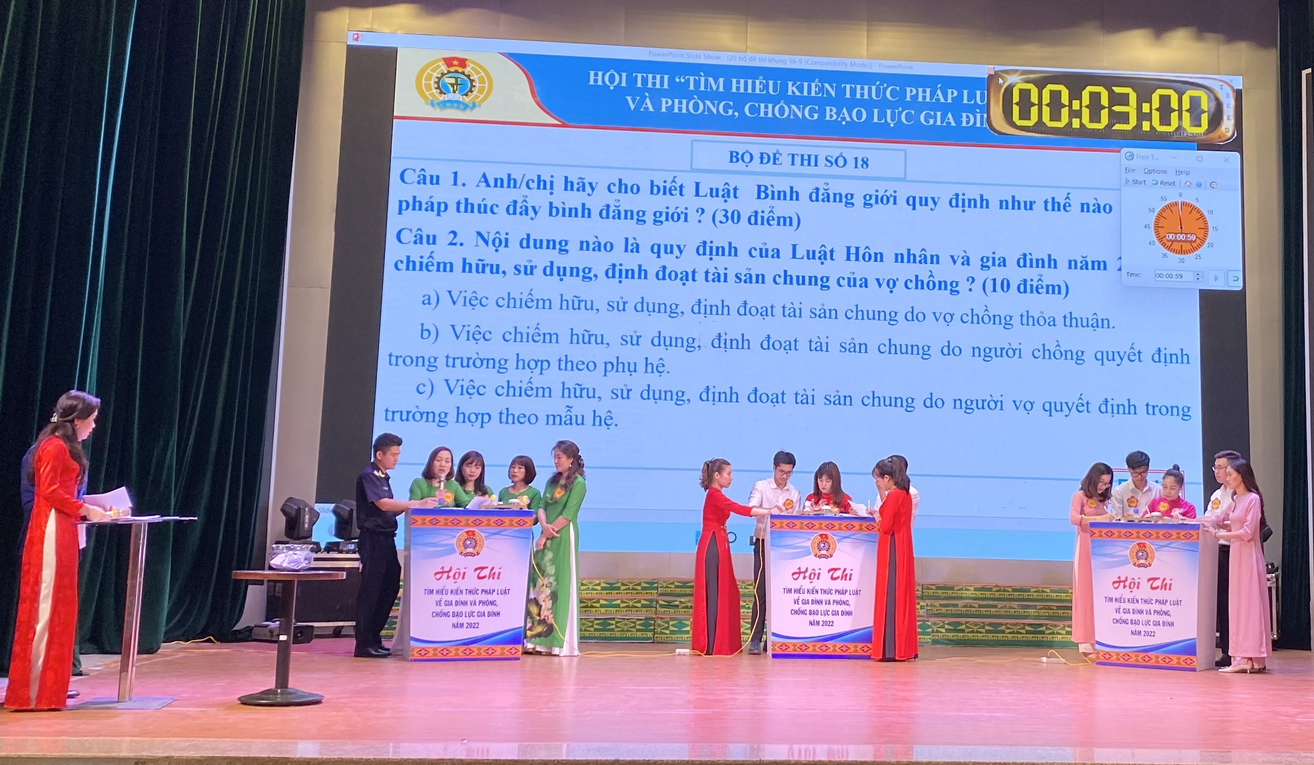 Các đội dự thi phần thi tìm hiểu kiến thức.