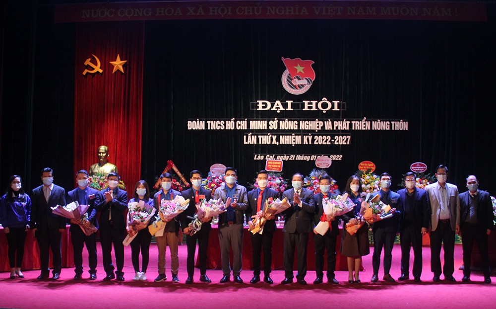 Ban Chấp hành khóa mới ra mắt Đại hội.