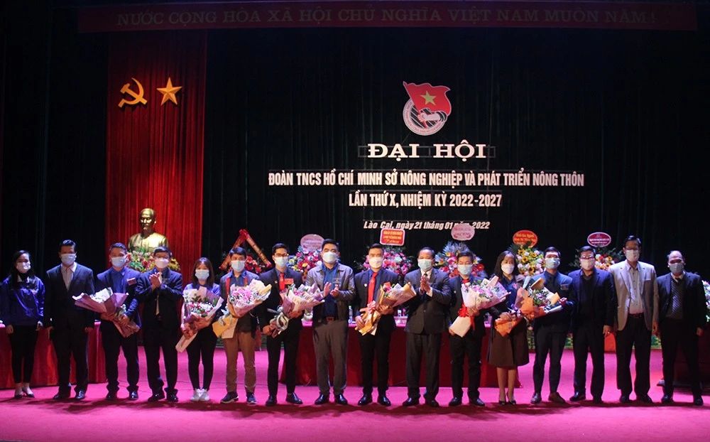 Ban Chấp hành khóa mới ra mắt Đại hội.