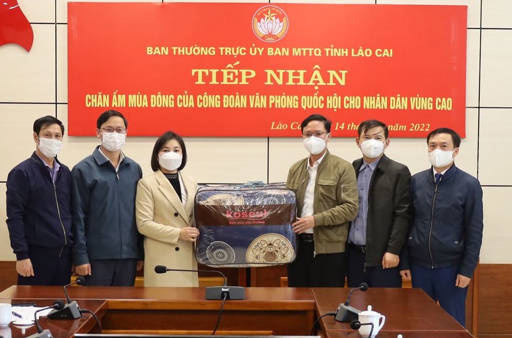 Ban Thường trực Ủy ban MTTQ Việt Nam tỉnh tiếp nhận chăn ấm do Công đoàn Văn phòng Quốc hội trao tặng. Ban Thường trực Ủy ban MTTQ Việt Nam tỉnh tiếp nhận chăn ấm do Công đoàn Văn phòng Quốc hội trao tặng.