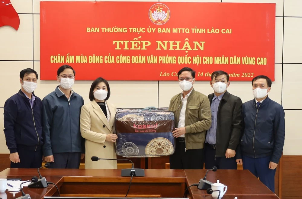 Ban Thường trực Ủy ban MTTQ Việt Nam tỉnh tiếp nhận chăn ấm do Công đoàn Văn phòng Quốc hội trao tặng.