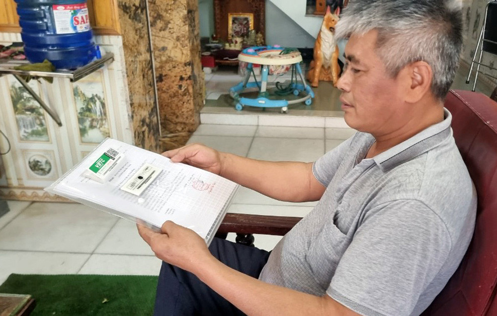 Mẫu thẻ định danh điện tử Etag (Công ty TNHH Thu phí tự động VETC) được một đại lý ở Lào Cai triển khai dán.